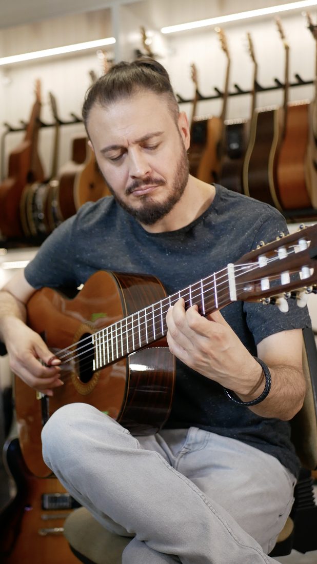 Elvezio Fortunato con chitarra classica