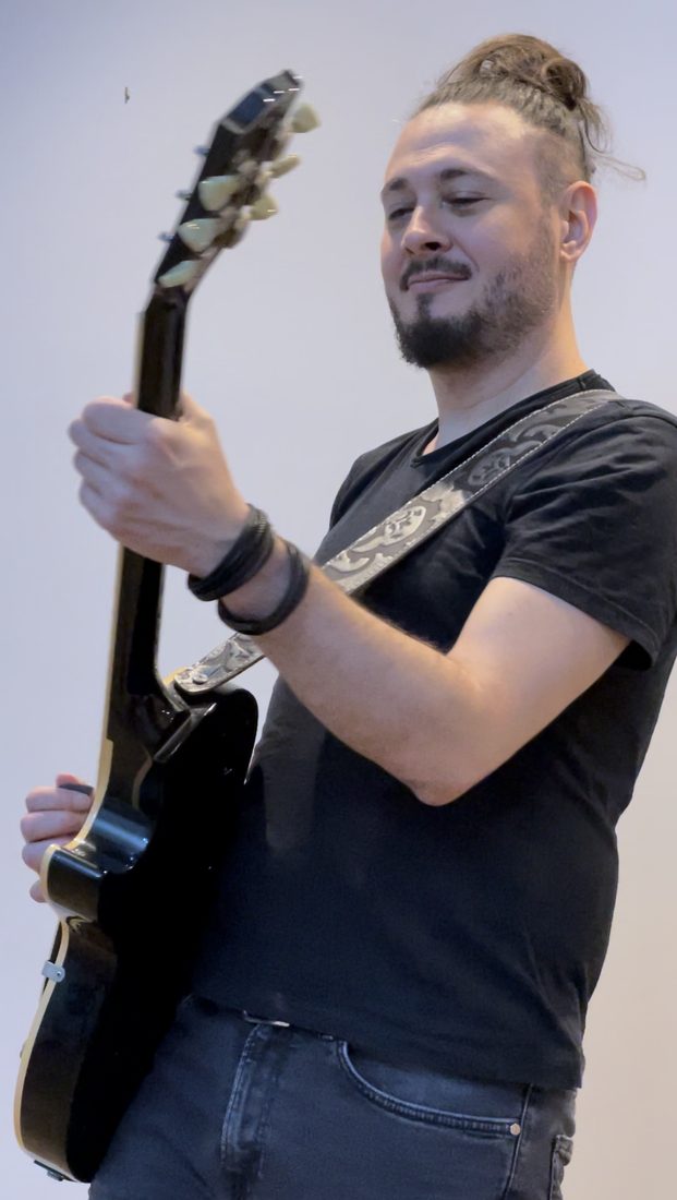 Elvezio Fortunato con chitarra elettrica